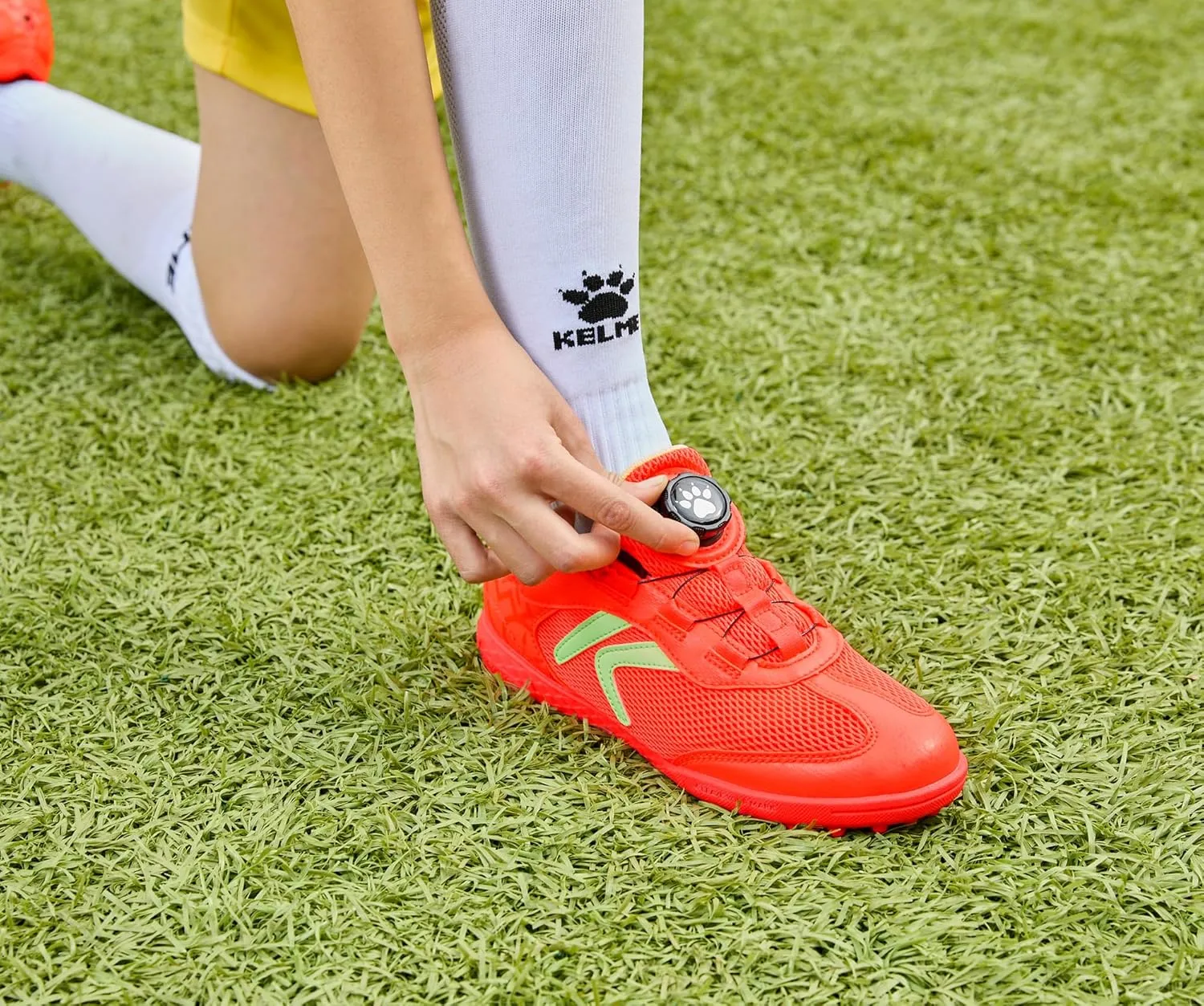 KELME Kids' Indoor Soccer Cleats, Breathable Mesh Turf Futsal Shoes, Turn-Lock, Boys Girls Football Baseball Softball Sneaker for Little/Big Kid